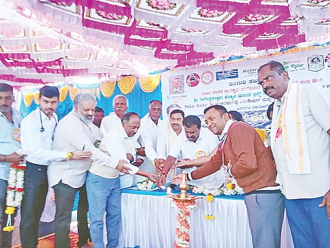 ಬಾಗೂರು ಹೋಬಳಿಯ ಪುರಾಣ ಪ್ರಸಿದ್ಧ  ನಾಗರನವಿಲೆ ಗ್ರಾಮದಲ್ಲಿ ಆಯೋಜಿಸಲಾಗಿದ್ದ ಬೃಹತ್ ಆರೋಗ್ಯ ಉಚಿತ ತಪಾಸಣೆ ಮತ್ತು ರಕ್ತದಾನ ಶಿಬಿರವನ್ನು  ಶಾಸಕ ಸಿ.ಎನ್.ಬಾಲಕೃಷ್ಣ ಉದ್ಘಾಟಿಸಿದರು. ವೀರಶೈವ ಲಿಂಗಾಯತ ಮಹಾಸಭಾ ಜಿಲ್ಲಾಧ್ಯಕ್ಷ ಎನ್. ಪರಮೇಶ್, ಹೃದಯರೋಗ ತಜ್ಞ ಡಾ.ವಿವೇಚನ್, ಡಾ.ಶ್ರೀಧರ್, ಡಾಕ್ಟರ್ ಸಿ.ಎಸ್.ನಾಗೇಶ್, ಡಾ.ಎನ್.ಎಂ.ಜೀವನ, ಡಾ.ರಮೇಶ್ ಬಾಬು ಇದ್ದರು. 