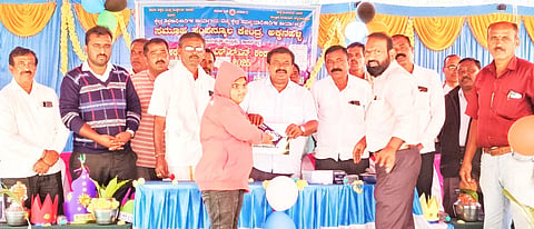  ಅಕ್ಕನಹಳ್ಳಿ ಕೂಡು ಸರ್ಕಾರಿ ಹಿರಿಯ ಪ್ರಾಥಮಿಕ ಶಾಲೆಯಲ್ಲಿ ಆಯೋಜಿಸಿದ್ದ ಎಫ್‌ಎಲ್‌ಎನ್ ಕಲಿಕಾ ಹಬ್ಬ ಕಾರ್ಯಕ್ರಮವನ್ನು ಶಾಸಕ ಸಿ.ಎನ್.ಬಾಲಕೃಷ್ಣ ಉದ್ಘಾಟಿಸಿದರು. ದೊರೆಸ್ವಾಮಿ, ಉಮೇಶ್, ಸೌಭಾಗ್ಯಾ, ಅಶೋಕ್ ಸುಂದರ್, ಮಂಜುನಾಥ್, ಸಿದ್ದರಾಜು, ರಾಹುಲ್ ಗೋವರ್ಧನ್, ಸಂಪತ್‌ಕುಮಾರ್, ಮಧು, ವಿಕ್ಟರ್, ಗಿರೀಶ್, ಇದ್ದರು. 