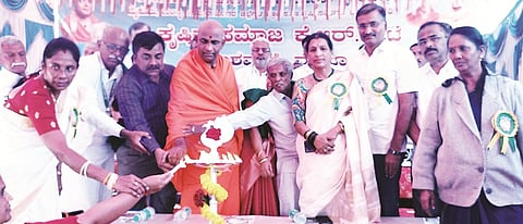 ತಾಲೂಕಿನ ಲಕ್ಷ್ಮೀಪುರ ಗ್ರಾಮದಲ್ಲಿ ಕೃಷಿಕ ಸಮಾಜ ಹಾಗೂ ಆಕಾಶವಾಣಿ ಮೈಸೂರು ಇದರ ಸಹಯೋಗದಲ್ಲಿ ಕೃಷಿಕ ಸಮಾಜದ ಅಧ್ಯಕ್ಷ ಎನ್.ಎಸ್.ಗಂಗಾಧರ್ ನೇತೃತ್ವದಲ್ಲಿ ಆಯೋಜಿಸಿದ್ದ ರೈತ ದಿನಾಚರಣೆಯನ್ನು ಮಹಿಳಾ ಹೋರಾಟಗಾರ್ತಿ ನಂದಿನಿ ಜಯರಾಂ ಉದ್ಘಾಟಿಸಿದರು.