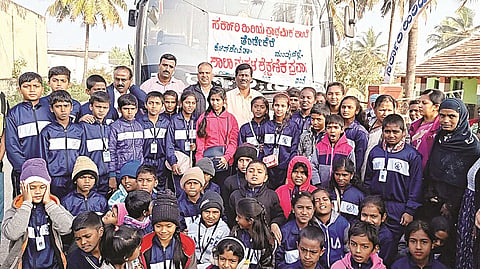 ತೆಂಡೇಕೆರೆ ಸರ್ಕಾರಿ ಹಿರಿಯ ಪ್ರಾಥಮಿಕ ಶಾಲೆಯ ವಿದ್ಯಾರ್ಥಿಗಳನ್ನು ಸ್ವಂತ ಹಣದಲ್ಲಿ ಬಡ್ತಿ ಶಿಕ್ಷಕ ಬಿ.ಎಸ್.ರಾಜು ಪ್ರವಾಸಕ್ಕೆ ಕರೆದೊಯ್ಯುತ್ತಿರುವುದು.