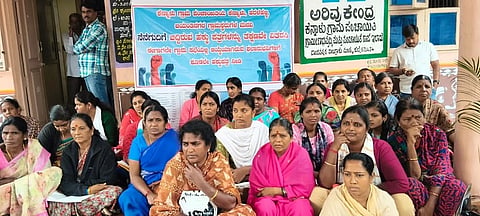 ಪಾಂಡವಪುರ ತಾಲೂಕಿನ ಕೆನ್ನಾಳು ಗ್ರಾಪಂ ವ್ಯಾಪ್ತಿಯಲ್ಲಿ ಹಂಚಿಕೆಯಾಗಿರುವ ನಿವೇಶನಗಳಿಗೆ ಹಕ್ಕು ಪತ್ರ ವಿತರಿಸುವಂತೆ ಆಗ್ರಹಿಸಿ ಫಲಾನುಭವಿಗಳು ಗ್ರಾಪಂ ಕಚೇರಿ ಮುಂಭಾಗ ಪ್ರತಿಭನೆ ನಡೆಸಿದರು.