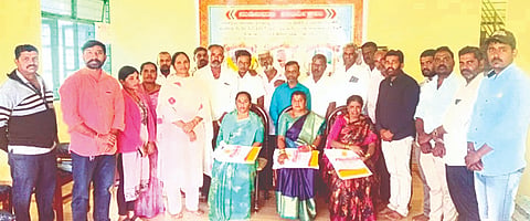 ವಾಲ್ಮೀಕಿ ನಾಯಕರ ಸಂಘದ ವತಿಯಿಂದ ನುಡಿನಮನ ಕಾರ್ಯಕ್ರಮ ನಡೆಯಿತು. ರುಕೀಯಾ ಬೇಗಂ, ಸಿ.ಸಿ.ಮದೇವ್ ಇತರರು ಇದ್ದರು.