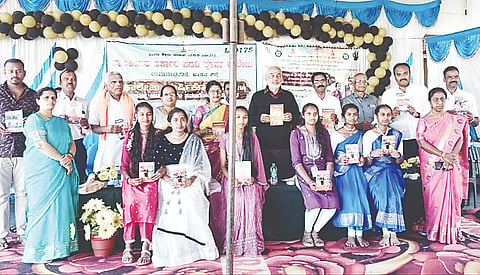 ಅರಕಲಗೂಡು ತಾಲೂಕು ರಾಮನಾಥಪುರದ ಬಾಲಕಿಯರ ಸರ್ಕಾರಿ ಪದವಿ ಪೂರ್ವ ಕಾಲೇಜಿನಲ್ಲಿ ಏರ್ಪಡಿಸಿದ್ದ ವಾರ್ಷಿಕೋತ್ಸವ ಸಮಾರಂಭದಲ್ಲಿ ವಚನ ಕಂಠಪಾಠ ಮಾಡಿದ ವಿದ್ಯಾರ್ಥಿಗಳಿಗೆ ವಚನ ಪುಸ್ತಕಗಳನ್ನು ವಿತರಿಸಲಾಯಿತು. ಎ. ಮಂಜು, ಸರ್ವಮಂಗಳ, ಕೃಷ್ಣೇಗೌಡ, ಸೋಮಶೇಖರ್ ಇತರರಿದ್ದರು. 