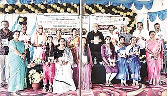 ಅರಕಲಗೂಡು ತಾಲೂಕು ರಾಮನಾಥಪುರದ ಬಾಲಕಿಯರ ಸರ್ಕಾರಿ ಪದವಿ ಪೂರ್ವ ಕಾಲೇಜಿನಲ್ಲಿ ಏರ್ಪಡಿಸಿದ್ದ ವಾರ್ಷಿಕೋತ್ಸವ ಸಮಾರಂಭದಲ್ಲಿ ವಚನ ಕಂಠಪಾಠ ಮಾಡಿದ ವಿದ್ಯಾರ್ಥಿಗಳಿಗೆ ವಚನ ಪುಸ್ತಕಗಳನ್ನು ವಿತರಿಸಲಾಯಿತು. ಎ. ಮಂಜು, ಸರ್ವಮಂಗಳ, ಕೃಷ್ಣೇಗೌಡ, ಸೋಮಶೇಖರ್ ಇತರರಿದ್ದರು.
