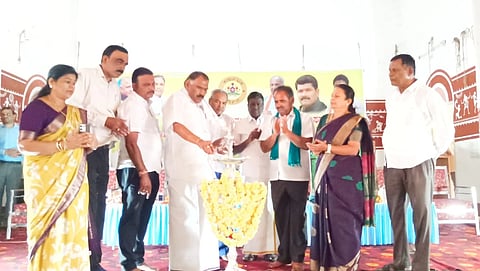 ಅರಸೀಕೆರೆ ನಗರದ ವೆಂಕಟೇಶ್ವರ ಕಲಾಭವನದಲ್ಲಿ ಆಯೋಜಿಸಿದ್ದ ಕಾರ್ಯಕ್ರಮವನ್ನು ಕೆ.ಎಂ.ಶಿವಲಿಂಗೇಗೌಡ ಉದ್ದಾಟಿಸಿದರು. ಧರ್ಮಶೇಖರ್, ಸುಂದರರಾಜ್, ಬಿಳಿಚೌಡಯ್ಯ ಶಿವಮೂರ್ತಿ ಇದ್ದರು.