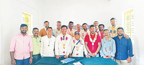 ಅರಕಲಗೂಡಿನಲ್ಲಿ ಭಾನುವಾರ ತಾಲೂಕು ಪತ್ರಕರ್ತರ ಸಂಘದ ಪದಾಧಿಕಾರಿಗಳಾಗಿ ಆಯ್ಕೆಯಾದವರನ್ನು ಅಭಿನಂದಿಸಲಾಯಿತು. ಪಿ.ಶಿವಕುಮಾರ್, ದೇವಕಿ ಚಂದ್ರಶೇಖರ್, ಗಣೇಶ್, ಸತೀಶ್ ಇತರರಿದ್ದರು.