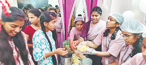 ಅರಕಲಗೂಡಿನ ಟೈಮ್ಸ್ ಹಾಸನ ಪಿಯು ಕಾಲೇಜಿನಲ್ಲಿ ಹಮ್ಮಿಕೊಂಡಿಸದ್ದ ಆಹಾರ ಮೇಳದಲ್ಲಿ ವಿದ್ಯಾರ್ಥಿಗಳು ವಿವಿಧ  ಖಾದ್ಯಗಳನ್ನು ತಯಾರಿಸಿ ಉತ್ಸಾಹದಿಂದ ಮಾರಾಟ ಮಾಡಿದರು.