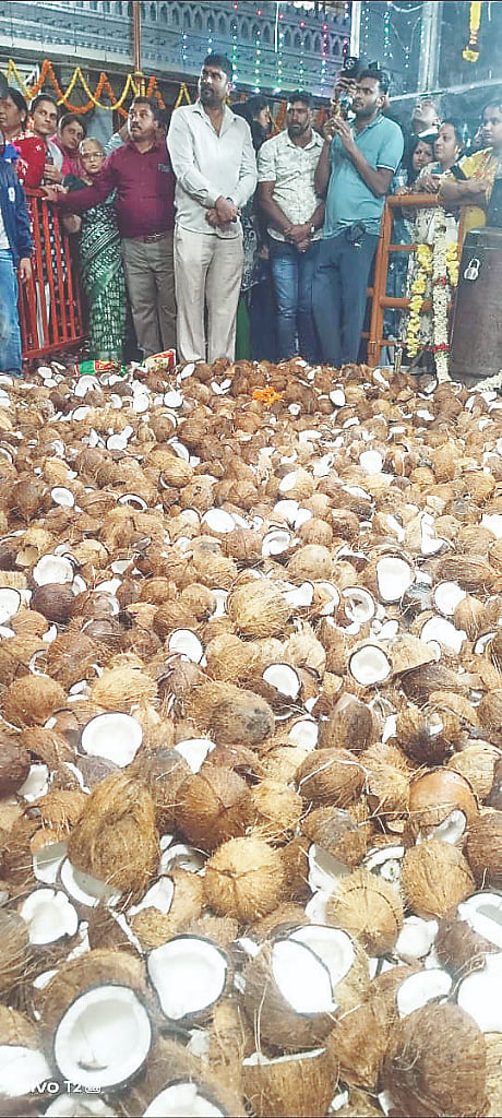 ಅರಕಲಗೂಡು ತಾಲೂಕು ರಾಮನಾಥಪುರ ಪ್ರಸನ್ನ ಶ್ರೀ ಸುಬ್ರಹ್ಮಣ್ಯಸ್ವಾಮಿ ದೇವಾಲಯದ ಸನ್ನಿಧಿಯಲ್ಲಿರುವ ಶ್ರೀ ಹೊಸಳಿಗಮ್ಮ ದೇವತೆಗೆ ಭಕ್ತರು ಈಡುಗಾಯಿ ಸೇವೆ ಸಲ್ಲಿಸಿದರು.
