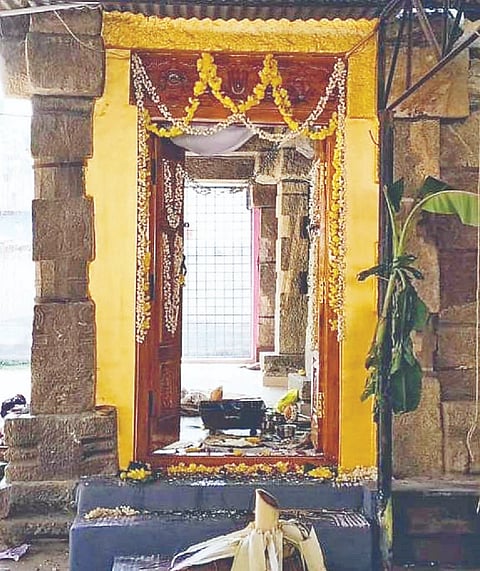 ಅರಕಲಗೂಡು ಕೋಟೆ ಲಕ್ಷ್ಮೀ ನರಸಿಂಹಸ್ವಾಮಿ ದೇವಾಲಯದಲ್ಲಿ ನೂತನವಾಗಿ ನಿರ್ಮಿಸಿರುವ ವೈಕುಂಠದ್ವಾರ.
