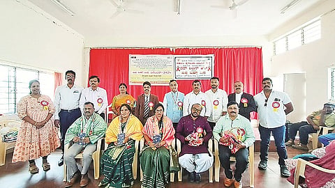 ಅರಕಲಗೂಡಿನಲ್ಲಿ ತಾಲೂಕು ಮಟ್ಟದ ವಿಶ್ವ ಏಡ್ಸ್ ದಿನ ಜನಜಾಗೃತಿ ಕಾರ್ಯಕ್ರಮದಲ್ಲಿ ಆರೋಗ್ಯ ಇಲಾಖೆಯ ಕ್ಷೇತ್ರ ಕಾರ್ಯಕರ್ತರನ್ನು ಗೌರವಿಸಲಾಯಿತು. ಬಿ.ಕೆ. ನಾಗೇಶ್ ಮೂರ್ತಿ, ಎಂ.ಆರ್. ಗಿರೀಶ್, ಡಾ. ಪುಷ್ಪಲತಾ, ಪರಷುರಾಮ್, ಯೋಗನಾಥ್, ಗಂಗಾಧರ್ ಇತರರಿದ್ದರು. 