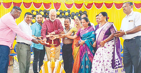 ಅರಕಲಗೂಡು ಬಾಲಕಿಯರ ಸರ್ಕಾರಿ ಪದವಿ ಪೂರ್ವ ಕಾಲೇಜಿನ ವಾರ್ಷಿಕೋತ್ಸವ ಸಮಾರಂಭವನ್ನು ಶಾಸಕ ಎ. ಮಂಜು ಉದ್ಘಾಟಿಸಿದರು. ಕೆ.ಪಿ.ನಾರಾಯಣ, ಅನಂತರಾಜು, ಬಸವರಾಜು ಇತರರಿದ್ದರು. 