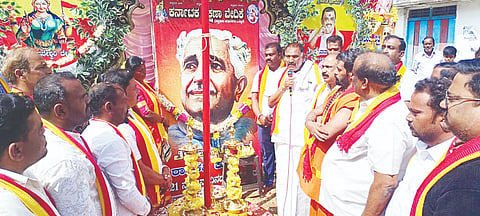  ಅರಸೀಕೆರೆಯಲ್ಲಿ ಆಯೋಜಿಸಿದ್ದ ವಿಶ್ವ ಮಾನವ ದಿನಾಚರಣೆ ಕಾರ್ಯಕ್ರಮದಲ್ಲಿ ಕೆ.ಎಂ.ಶಿವಲಿಂಗೇಗೌಡ ಮಾತನಾಡಿದರು. ಅನಂತಕುಮಾರ್, ಕಿರಣ್ ಕುಮಾರ್, ಲಕ್ಷ್ಮೀಶ್, ಸಂತೋಷ್ ಇದ್ದರು.