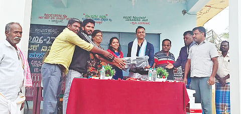 ಅರಕಲಗೂಡು ತಾಲೂಕಿನ ಶಣವಿನಕುಪ್ಪೆ ಸರ್ಕಾರಿ ಹಿರಿಯ ಪ್ರಾಥಮಿಕ ಶಾಲೆಗೆ ಯುವ ವಿಜ್ಞಾನಿ ಡಾ. ಮಹದೇಶ ಪ್ರಸಾದ್ ಪ್ರಿಂಟರ್ ಕೊಡುಗೆ ನೀಡಿದರು. ಯಾಸ್ಮೀನ್ ತಾಜ್, ಪರಮೇಶ್, ಸಾಗರ್, ದಿವ್ಯಾ, ಗುರಪ್ಪ, ಮಂಜುನಾಥ್ ಇತರರಿದ್ದರು. 