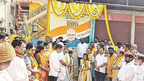ಅರಸೀಕೆರೆ ನಗರದಲ್ಲಿ ಶುದ್ಧ ಕುಡಿಯುವ ನೀರಿನ ಘಟಕವನ್ನು ಗಣ್ಯರು ಉದ್ಘಾಟಿಸಿದರು. ಸಿದ್ದೇಶ್ ನಾಗೇಂದ್ರ, ಮನೋಜ್ ಕುಮಾರ್, ಅಮಿತ್ ಶೆಟ್ಟಿ ಇದ್ದರು.