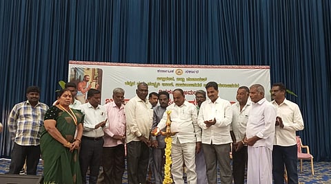 ಚಾಮರಾಜನಗರದ ಡಾ.ರಾಜ್ ಕುಮಾರ್ ರಂಗಮಂದಿರದಲ್ಲಿ ಆಯೋಜಿಸಿದ್ದ ಅಮರಶಿಲ್ಪಿ ಜಕಣಾಚಾರಿ ಜಯಂತಿಯನ್ನು ಶಾಸಕ ಸಿ.ಪುಟ್ಟರಂಗಶೆಟ್ಟಿ ಉದ್ಘಾಟಿಸಿದರು.