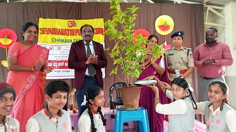 ಚಾಮರಾಜನಗರದ ಸೇವಾ ಭಾರತಿ ಪಬ್ಲಿಕ್ ಶಾಲೆಯಲ್ಲಿ ಆಯೋಜಿಸಿದ್ದಬಾಲ್ಯವಿವಾಹ ಮುಕ್ತ ಭಾರತ್ ಅಭಿಯಾನ ಅರಿವು ಕಾರ್ಯಕ್ರಮವನ್ನು ಸಿವಿಲ್ ನ್ಯಾಯಾಧೀಶ ಈಶ್ವರ್ ಉದ್ಘಾಟಿಸಿದರು. 
