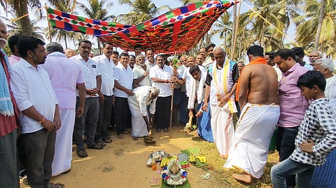 ಬಾಗೂರು: ಹೋಬಳಿಯ ಎಂ. ಶಿವರ ಗ್ರಾಮದ ನಡ್ಲು ಬಾರೆ ಬಡಾವಣೆಯ ಮನೆಗಳಿಗೆ ಸಂಪರ್ಕ ಕಲ್ಪಿಸುವ 35 ಲಕ್ಷ ರೂ. ವೆಚ್ಚದ ಸಿಮೆಂಟ್ ಕಾಂಕ್ರೀಟ್ ರಸ್ತೆ ನಿರ್ಮಾಣ ಕಾಮಗಾರಿಗೆ ಶಾಸಕ ಸಿ.ಎನ್. ಬಾಲಕೃಷ್ಣ ಭಾನುವಾರ ಭೂಮಿ ಪೂಜೆ ನೆರವೇರಿಸಿದರು. 