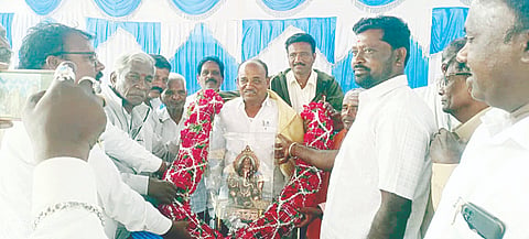 ತಿ.ನರಸೀಪುರ ತಾಲೂಕು ಮುಡುಕುತೊರೆ ತೋಪಿನ ಉಪ್ಪಾರರ ಮಂಟಪದಲ್ಲಿ ನಡೆದ ಸಭೆಯಲ್ಲಿ ಚಾಮರಾಜನಗರ ಶಾಸಕ ಸಿ.ಪುಟ್ಟರಂಗಶೆಟ್ಟಿ ಅವರನ್ನು ಸನ್ಮಾನಿಸಲಾಯಿತು. ಶ್ರೀ ಮಹದೇವ ಸ್ವಾಮೀಜಿ, ಆನಂದ್, ನಂಜುಂಡಶೆಟ್ಟಿ, ಸಣ್ಣಶೆಟ್ಟಿ, ರಾಜು, ಸಿದ್ದರಾಜು, ಸಿದ್ದಶೆಟ್ಟಿ, ಸೋಮಣ್ಣ ಉಪ್ಪಾರ್, ಜಯಶಂಕರ ಮೂರ್ತಿ, ಚಿಕ್ಕತಾಂಡಶೆಟ್ಟಿ, ಆರ್.ಮಾದೇಶ್ ಇದ್ದರು.
