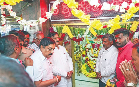 ಕೊಳ್ಳೇಗಾಲ ತಾಲೂಕಿನ ಚಿಕ್ಕಲ್ಲೂರು ಶ್ರೀ ಸಿದ್ದಪ್ಪಾಜಿ ಗದ್ದುಗೆ ದರ್ಶನವನ್ನು ಭಾನುವಾರ ಸಮಾಜ ಕಲ್ಯಾಣ ಸಚಿವ ಎಚ್.ಸಿ. ಮಹದೇವಪ್ಪ ಪಡೆದರು. 