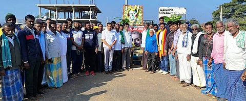 ಅರಕಲಗೂಡು ತಾಲೂಕು ಸಿದ್ಧಾಪುರ ಗೇಟ್‌ನಲ್ಲಿ ಕೆ.ಬಿ. ಮಲ್ಲಪ್ಪನವರ ಅಭಿಮಾನಿಗಳ ಬಳಗದ ವತಿಯಿಂದ ಮಾಜಿ ಸಚಿವ ಮಲ್ಲಪ್ಪನವರ ಪುಣ್ಯಸ್ಮರಣೆ ಆಚರಿಸಲಾಯಿತು. ಡಾ. ಮೋಹನ್, ರಾಘವೇಂದ್ರ ಗೌಡ, ಕೃಷ್ಣೇಗೌಡ ಇತರರಿದ್ದರು.