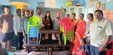 ಮುತ್ತಿನ ಮುಳಸೋಗೆ ಅಂಗನವಾಡಿ ಕೇಂದ್ರಕ್ಕೆ ಎಲ್.ಅನುಪಮಾ ಚೇರ್ ಮತ್ತು ಟೇಬಲ್ ವಿತರಿಸಿದರು. ಎಂ.ಬಿ.ಶಿವಕುಮಾರ್, ಚಂದ್ರ ನಾಯಕ, ಪುಟ್ಟ ಜಯಮ್ಮ,  ಶಿವಕುಮಾರ್ ಇದ್ದರು. 