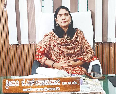 ನಗರಸಭೆ ಆಡಳಿತಾಧಿಕಾರಿಯಾಗಿ ನಿಯೋಜನೆಗೊಂಡ ಬಳಿಕ ಮೊದಲ ಬಾರಿಗೆ ನಗರಸಭೆ ಕಾರ್ಯಾಲಯಕ್ಕೆ ಮಂಗಳವಾರ ಭೇಟಿ ನೀಡಿ ಅಧಿಕಾರಿಗಳ ಸಭೆ ನಡೆಸಿ