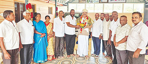 ಮೈಸೂರು - ಚಾಮರಾಜನಗರ ಜಿಲ್ಲಾ ಡಿಸಿಸಿ ಬ್ಯಾಂಕ್ ಅಧ್ಯಕ್ಷ ದೊಡ್ಡಸ್ವಾಮಿಗೌಡ ಅವರನ್ನು ಹನಸೋಗೆ ಕೃಷಿ ಸಹಕಾರ ಸಂಘದ ಆಡಳಿತ ಮಂಡಳಿ ವತಿಯಿಂದ ಸನ್ಮಾನಿಸಲಾಯಿತು. ನವೀನ್, ಕರ್ತಾಳ್ ಮಹದೇವಪ್ಪ, ಮೀನಾಕ್ಷಮ್ಮ, ಎಚ್.ಎಸ್.ಪಾಂಡುರಂಗ ಮತ್ತಿತರರಿದ್ದರು.