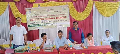 ತಿ.ನರಸೀಪುರ ತಾಲೂಕಿನ ಮಾದಾಪುರ ಗ್ರಾಮದಲ್ಲಿ ಶುಕ್ರವಾರ ಗ್ರಾ.ಪಂ ಆಯೋಜಿಸಿದ್ದ ಸಾಮಾಜಿಕ ಲೆಕ್ಕ ಪರಿಶೋಧನಾ ಗ್ರಾಮ ಸಭೆಯಲ್ಲಿ ನರೇಗಾ ಯೋಜನೆ ಲೆಕ್ಕಪರಿಶೋಧಕ ರಂಗರಾಜು ಮಾತನಾಡಿದರು. ಗೋವಿಂದರಾಜ್, ರೇವಣ್ಣ, ರೇಖಾ, ಸ್ವಾಮಿರಾವ್ ಇತರರು ಇದ್ದರು.