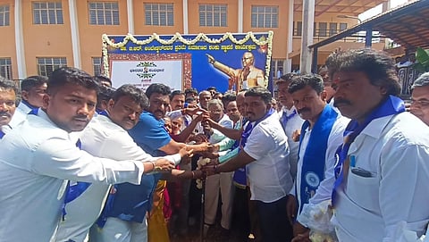 ಗುಂಡ್ಲುಪೇಟೆ ಪಟ್ಟಣದ ಡಾ.ಬಿ.ಆರ್. ಅಂಬೇಡ್ಕರ್ ಭವನದ ಎದುರು ಅಂಬೇಡ್ಕರ್ ಅವರ ಪ್ರತಿಮೆ ನಿರ್ಮಾಣ ಕಾಮಗಾರಿಗೆ ಎ.ಸಿದ್ದರಾಜು ಭೂಮಿ ಪೂಜೆ ನೆರವೇರಿಸಿದರು. ಗೋಪಾಲ್, ನಂಜಪ್ಪ, ಸೋಮಣ್ಣ ಇದ್ದರು.
