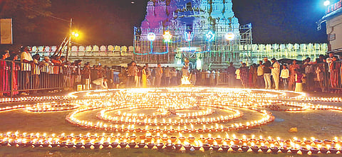  ಶ್ರೀರಂಗಪಟ್ಟಣದ ಐತಿಹಾಸಿಕ ಶ್ರೀರಂಗನಾಥಸ್ವಾಮಿ ದೇವಾಲಯದಲ್ಲಿ ಮಕರ ಸಂಕ್ರಾಂತಿ ಹಬ್ಬದ ಪ್ರಯುಕ್ತ ಕ್ಷೇತ್ರಪಾಲಕ ಶ್ರೀಆದಿರಂಗನಾಥನಿಗೆ ಗುರುವಾರ ವಿಶೇಷ ಪೂಜೆ ಅರ್ಪಿಸಿದ್ದು, ದೇವಾಲಯದ ಮುಂಭಾಗದಲ್ಲಿ ವಿಜೃಂಭಣೆಯ ಲಕ್ಷ ದೀಪೋತ್ಸವ ನೇರವೇರಿಸಲಾಯಿತು.