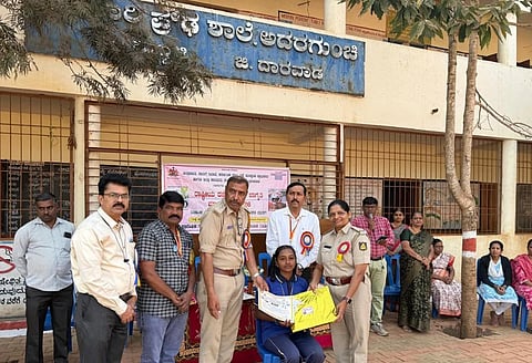 Road safety ಹುಬ್ಬಳ್ಳಿ ತಾಲೂಕಿನ ಅದರಗುಂಚಿಯಲ್ಲಿ ರಸ್ತೆ ಸುರಕ್ಷತೆ ಜಾಗೃತಿ ಶಿಬಿರದಲ್ಲಿ ವಿದ್ಯಾರ್ಥಿಗಳಿಗೆ ಬಹುಮಾನ ವಿತರಿಸಲಾಯಿತು. ಆರ್​ಟಿಒ ಶ್ರೀಕಾಂತ ಬಡಿಗೇರ, ಬಾಲಚಂದ್ರ ತೊದಲಬಾಗಿ, ಆಶಾಲತಾ ಕೋರಿಶೆಟ್ಟರ್​, ಬಸವರಾಜ ಹೊಸಮನಿ, ಜಿ.ವಿ. ದಿನಮಣಿ ಇತರರು ಇದ್ದರು.