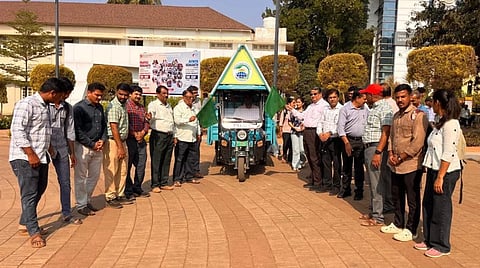 Solar power ಹುಬ್ಬಳ್ಳಿಯಲ್ಲಿ ಸೌರರಥ ಜನಜಾಗೃತಿ ಅಭಿಯಾನಕ್ಕೆ ಕೆಎಲ್​ಇ ತಾಂತ್ರಿಕ ವಿವಿ ಕುಲಪತಿ ಡಾ. ಪ್ರಕಾಶ ತೆವರಿ ಚಾಲನೆ ನೀಡಿದರು. ಡಾ. ಎಂ.ಆರ್​. ಪಾಟೀಲ, ಭಾಲಚಂದ್ರ ಜಾಬಶೆಟ್ಟಿ, ಪ್ರೊ. ವಿ.ಎಂ. ಸಣಗೌಡರ್​, ಡಾ. ನಾಗರಾಜ ಏಕಬೋಟೆ, ಡಾ. ಗಿರೀಶ ಚಳಗೇರಿ ಇತರರು ಇದ್ದರು