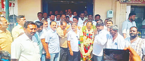 ಭೂ ಅಭಿವೃದ್ಧಿ ಸಹಕಾರ ಗ್ರಾಮೀಣ (ಪಿ.ಎಲ್.ಡಿ) ಬ್ಯಾಂಕ್ ಆಡಳಿತ ಮಂಡಳಿಯ ನೂತನ ಅಧ್ಯಕ್ಷರಾಗಿ ಆಯ್ಕೆಯಾದ ಮೋಹನ್ ಅವರನ್ನು ಅಭಿಮಾನಿಗಳು ಅಭಿನಂದಿಸಿದರು.