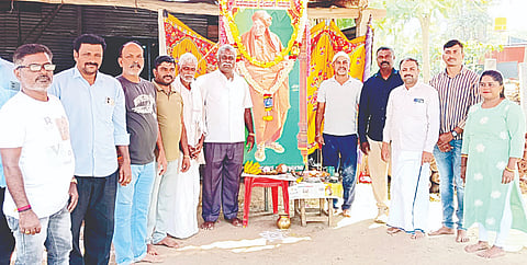 ಕೊಪ್ಪ ಆವರ್ತಿ ಮುಖ್ಯ ಸರ್ಕಲ್ ಆವರಣದಲ್ಲಿ ಸಿದ್ಧಗಂಗಾ ಡಾ. ಶಿವಕುಮಾರ ಸ್ವಾಮಿಗಳ ಪುಣ್ಯಸ್ಮರಣೆ ಅಂಗವಾಗಿ ಅವರ ಭಾವಚಿತ್ರಕ್ಕೆ ಸ್ಥಳೀಯರು ಪುಷ್ಪಾರ್ಚನೆ ಮಾಡಿದರು.ರಾಜು, ಮಹಾಲಿಂಗ ಸ್ವಾಮಿ. ಕುಮಾರ್, ಉಮೇಶ್ ಚಂದ್ರನ್, ವಿಜಯಕುಮಾರ್, ಇದ್ದರು.