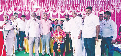 ಮಂಚೆನಹಳ್ಳಿ ಗ್ರಾಮದ ಹಾಲು ಉತ್ಪಾದಕರ ಸಹಕಾರ ಸಂಘದ ನೂತನ ಕಟ್ಟಡ ಉದ್ಘಾಟನಾ ಕಾರ್ಯಕ್ರಮದಲ್ಲಿ ಶಾಸಕ ಸಿಮೆಂಟ್ ಮಂಜು ಅವರನ್ನು ಸನ್ಮಾನಿಸಲಾಯಿತು.