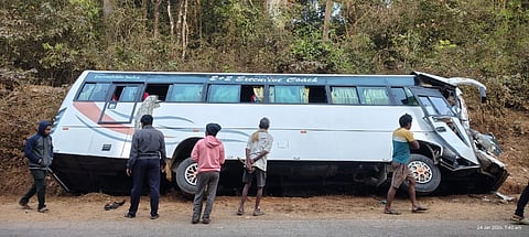 ಬಸ್ ಪಲ್ಟಿಯಾಗಿದೆ 