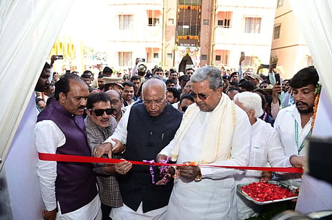 Siddaramayya ಹುಬ್ಬಳ್ಳಿಯಲ್ಲಿ ಶನಿವಾರ ಏರ್ಪಡಿಸಿದ್ದ ಕೊಳಗೇರಿ ಅಭಿವೃದ್ಧಿ ಮಂಡಳಿಯಿಂದ ನಿರ್ಮಿಸಿದ್ದ 42,345 ಮನೆಗಳ ಲೋಕಾರ್ಪಣೆ ಕಾರ್ಯಕ್ರಮವನ್ನು ಮುಖ್ಯಮಂತ್ರಿ ಸಿದ್ದರಾಮಯ್ಯ ಉದ್ಘಾಟಿಸಿದರು. ಸಭಾಪತಿ ಬಸವರಾಜ ಹೊರಟ್ಟಿ, ಎಐಸಿಸಿ ಅಧ್ಯಕ್ಷ ಮಲ್ಲಿಕಾರ್ಜುನ ಖರ್ಗೆ, ವಸತಿ ಸಚಿವ ಜಮೀರ್​ ಅಹ್ಮದ್​ ಖಾನ್​, ಮಂಡಳಿ ಅಧ್ಯಕ್ಷ ಪ್ರಸಾದ ಅಬ್ಬಯ್ಯ, ಸಚಿವರಾದ ಎಚ್​.ಸಿ. ಮಹದೇವಪ್ಪ, ಸಂತೋಷ ಲಾಡ್​, ಇತರರು ಇದ್ದರು