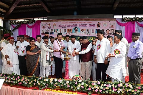 Banajig ಹುಬ್ಬಳ್ಳಿಯಲ್ಲಿ ಭಾನುವಾರ ತಾಲೂಕು ಬಣಜಿಗ ಬಂಧುಗಳ ವತಿಯಿಂದ ಏರ್ಪಡಿಸಿದ್ದ ಸಂಕ್ರಾಂತಿ ಸಂಭ್ರಮವನ್ನು ಬಿಜೆಪಿ ರಾಜ್ಯಾಧ್ಯಕ್ಷ ವಿ.ವೈ. ವಿಜಯೇಂದ್ರ, ಮಾಜಿ ಸಿಎಂ ಜಗದೀಶ ಶೆಟ್ಟರ್​ ಉದ್ಘಾಟಿಸಿದರು. ಎ.ಸಿ. ವಾಲಿ ಮಹಾರಾಜರು, ಶಾಸಕರಾದ ಮಹೇಶ ಟೆಂಗಿನಕಾಯಿ, ಪ್ರದಿಪ ಶೆಟ್ಟರ್​, ಕೆಎಲ್​ಇ ನಿರ್ದೇಶಕ ಶಂಕರಣ್ಣ ಮುನವಳ್ಳಿ, ಸೀಮಾ ಮಸೂತಿ, ವಿಜಯ ಶೆಟ್ಟರ್​, ಗುರುಪಾದಪ್ಪ ಶಿರೂರ, ಚೆನ್ನವಿರ ಮುಂಗರವಾಡಿ, ಇತರರು ಇದ್ದರು.