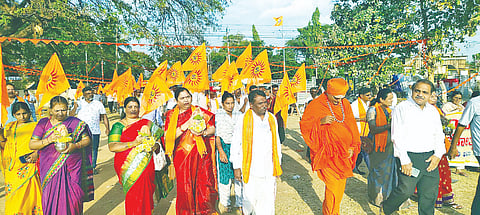  ಹಿಂದೂ ಸಮಾಜೋತ್ಸವ ಹಿನ್ನಲೆಯಲ್ಲಿ ಅರಸೀಕೆರೆ ನಗರದ ರಾಷ್ಟ್ರೀಯ ಹೆದ್ದಾರಿಯಲ್ಲಿ ಶೋಭಾಯಾತ್ರೆ ನಡೆಯಿತು. ಶ್ರೀ ಜಯಬಸವಾನಂದ ಸ್ವಾಮೀಜಿ, ಕೇಶವಮೂರ್ತಿ ಸೇರಿದಂತೆ ಹಲವರು ಪಾಲ್ಗೊಂಡಿದ್ದರು.
