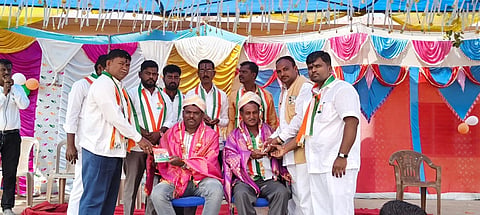 ಬೆಡಸೂರದಲ್ಲಿ ನಡೆದ ಗಣರಾಜ್ಯೋತ್ಸವದಲ್ಲಿ ವಿಜಯವಾಣಿ ಐಟಿ ಇಂಚಾರ್ಜ್​ ಸುರೇಶ ಗುತ್ತೇದಾರ, ಗ್ರಾಮದ ಮುಖಂಡ ಚನ್ನಪ್ಪಗೌಡ ಗೊಣಗಿರನ್ನು ಸನ್ಮಾನಿಸಲಾಯಿತು. ರವೀಂದ್ರ ವಾಡಿ, ಪ್ರಭುರಾವ ಪಾಗದಿ, ಶಿವಶಂಕರ ವಾಲಿಕಾರ, ರಜಾಕ್​ ಪಟೇಲ್​, ಮುನ್ನಯ್ಯ ಇತರರಿದ್ದರು.