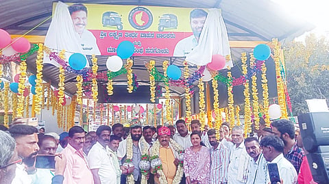 ನಗೋಡು ಪಟ್ಟಣದ ಪ್ರಮುಖ ಕೇಂದ್ರವಾಗಿರುವ ಬಸ್ ನಿಲ್ದಾಣದ ಎದುರು  ನೂತನವಾಗಿ ನಿರ್ಮಿಸಲಾದ ಲಕ್ಷ್ಮಣ ತೀರ್ಥ ಆಟೋ ನಿಲ್ದಾಣವನ್ನು  ಮಾಜಿ ಶಾಸಕ ಎಚ್.ಪಿ. ಮಂಜುನಾಥ್ ಉದ್ಘಾಟಿಸಿದರು. ಸಂಗೀತಾ, ಡಾ ಕಾರ್ತಿಕ್, ಸಂತೋಷ್ ಶಿವಣ್ಣ ನಂಜುಂಡ ಇದ್ದಾರೆ.