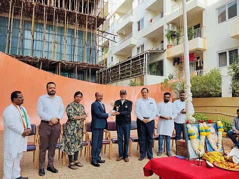 ibmr celebration ಹುಬ್ಬಳ್ಳಿಯ ಐಬಿಎಂಆರ್ ಸಂಸ್ಥೆಯಲ್ಲಿ ಏರ್ಪಡಿಸಿದ್ದ ಗಣರಾಜ್ಯೋತ್ಸವ ಕಾರ್ಯಕ್ರಮದಲ್ಲಿ ನೌಕಾದಳ ನಿವೃತ್ತ ಅಧಿಕಾರಿ ವಿರುಪಾಕ್ಷಪ್ಪ ಅವರನ್ನು ಸನ್ಮಾನಿಸಲಾಯಿತು.