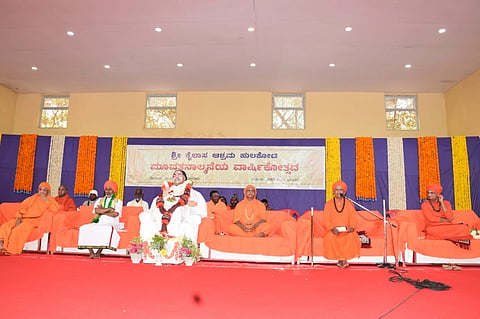   ಗದಗ ತಾಲೂಕಿನ ಹುಲಕೋಟಿ ಕೈಲಾಸಾಶ್ರಮದ 34 ನೇ ವಾರ್ಷಿಕೋತ್ಸವದ ಕಾರ್ಯಕ್ರಮ ಬುಧವಾರ ಜರುಗಿದ. ನಿರ್ಭಯಾನಂದ ಶ್ರೀಗಳು, ಶಾಂತವೀರ ಶರಣರು, ಫಕೀರೇಶ್ವರ ಶ್ರೀಗಳು, ನೀಲಮ್ಮತಾಯಿ ಅಸುಂಡಿ, ಡಿ.ಆರ್. ಪಾಟೀಲ ಇತರರು ಇದ್ದರು.