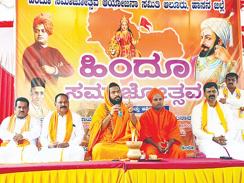 ಆಲೂರು ಗಣಪತಿ ಪೆಂಡಾಲಿನಲ್ಲಿ ಹಿಂದೂ ಸಮಾಜೋತ್ಸವ ಸಮಿತಿ ಹಮ್ಮಿಕೊಂಡಿದ್ದ ಹಿಂದೂ ಸಮಾಜೋತ್ಸವದಲ್ಲಿ ಶ್ರೀ ಸದಾಶಿವ ಶಿವಾಚಾರ್ಯ ಸ್ವಾಮೀಜಿ ಮಾತನಾಡಿದರು. ಶ್ರೀ ಶಾಂತವೀರ ಮಲ್ಲಿಕಾರ್ಜುನ ಸ್ವಾಮೀಜಿ, ಕೆ. ಟಿ. ಉಲ್ಲಾಸ್, ಬಿ. ಜಿ. ಸದಾಶಿವಪ್ಪ,  ಕೆ. ಪಿ. ರವಿ ಇತರರು ಹಾಜರಿದ್ದರು. 
