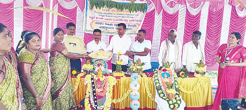 ಕೆ.ಆರ್.ಪೇಟೆ ತಾಲೂಕಿನ ಕಸಬಾ ಹೋಬಳಿಯ ಬಿಬಿ ಕಾವಲು ಗ್ರಾಮದಲ್ಲಿ ಆಯೋಜಿಸಿದ್ದ ಕಾರ್ಯಕ್ರಮವನ್ನು ಗಣ್ಯರು ಉದ್ಘಾಟಿಸಿದರು. ಡಾ.ಯೋಗೇಶ್, ಮೋಹನ್, ಪ್ರಸಾದ್, ಡೊಂಕಯ್ಯಇದ್ದರು.
