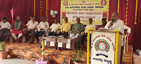 Library ಹುಬ್ಬಳ್ಳಿಯ ಉಣಕಲ್ಲ ಐ.ಜಿ. ಹಿರೇಗೌಡರ ಕಾಲೇಜಿನಲ್ಲಿ ಗ್ರಂಥಾಲಯಗಳಲ್ಲಿ ಮಾಹಿತಿ ಮತ್ತು ತಂತ್ರಜ್ಞಾನ ಪ್ರಭಾವ ಕುರಿತ ಕಾರ್ಯಕ್ರಮದಲ್ಲಿ ನಿವೃತ್ತ ಗ್ರಂಥಪಾಲಕ ಡಾ. ಬಿ.ಎಸ್​. ಮಾಳವಾಡ ಮಾತನಾಡಿದರು. ಎಸ್​.ಎ್​. ಹೆಬಸೂರ, ಕೆ.ವೈ. ಮರದಣ್ಣವರ, ಶಿವಣ್ಣ ಹಂಗರಕಿ, ಸಚಿನ್​ ದ್ಯಾವಪ್ಪನವರ, ಇತರರು ಇದ್ದರು.