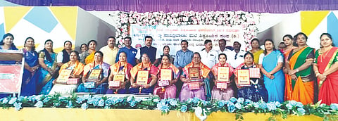 ಎಚ್.ಡಿ.ಕೋಟೆ ಪಟ್ಟಣದ ಹ್ಯಾಂಡ್‌ಪೋಸ್ಟ್‌ನಲ್ಲಿ ತಾರಕ ಫಂಕ್ಷನ್ ಹಾಲ್‌ನಲ್ಲಿ  ಆಯೋಜಿಸಿದ್ದ ಸಾವಿತ್ರಿ ಬಾಯಿ ಫುಲೆರವರ ಜನ್ಮ ದಿನಾಚರಣೆಯಲ್ಲಿ ಉತ್ತಮ ಸೇವೆ ಸಲ್ಲಿಸಿದ ಶಿಕ್ಷಕಿಯರಿಗೆ ಅಕ್ಷರದವ್ವ ಪ್ರಶಸ್ತಿ ನೀಡಿ ಸನ್ಮಾನಿಸಲಾಯಿತು.