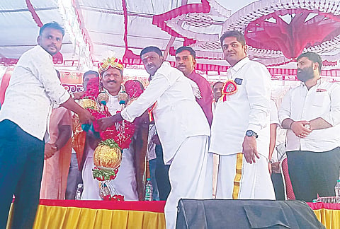 ಹನಗೋಡು ಹೋಬಳಿಯ ಅಬ್ಬೂರು ಗ್ರಾಮದಲ್ಲಿ ಶ್ರೀ ಮಾಸ್ತಮ್ಮ ದೇವಿಯ ನೂತನ ದೇವಾಲಯದ ಉದ್ಘಾಟನೆ, ಕಾರ್ಯಕ್ರಮದಲ್ಲಿ ಎಚ್.ಪಿ.ಮಂಜುನಾಥ್ ಅವರನ್ನು ಗ್ರಾಮಸ್ಥರು ಸನ್ಮಾನಿಸಿದರು. ಕುಮಾರ್, ಬಸವರಾಜ್, ಛಾಯಾ ಸೇರಿದಂತೆ ಇತರರು ಇದ್ದರು.