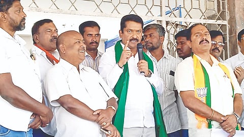 ಗುಂಡ್ಲುಪೇಟೆ ಪಟ್ಟಣದ ತಾಲೂಕು ಕಚೇರಿ ಎದುರು ಕೆರೆಗಳಿಗೆ ನೀರು ತುಂಬಿಸುವಂತೆ ಒತ್ತಾಯಿಸಿ ಬಿಜೆಪಿ ಕಾರ್ಯಕರ್ತರು ಪ್ರತಿಭಟನೆ ನಡೆಸಿದರು. ಸಿ.ಎಸ್.ನಿರಂಜನಕುಮಾರ್, ಮಹದೇವ ಪ್ರಸಾದ್, ಸುರೇಶ್ ಇದ್ದರು.