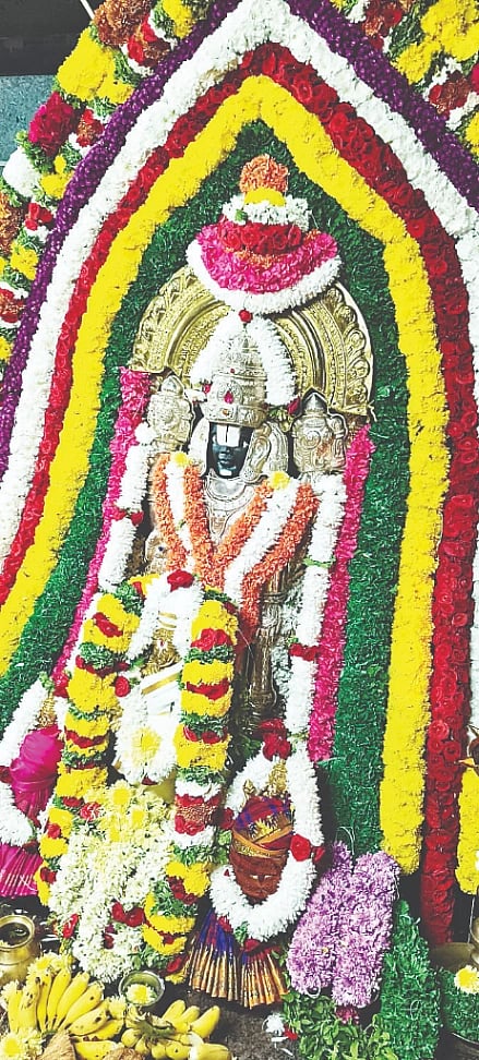 ಅರಕಲಗೂಡು ತಾಲೂಕಿನ ದಾಸನಪುರ ಬೆಟ್ಟದ ಶ್ರೀ ರಂಗನಾಥಸ್ವಾಮಿ ಜಾತ್ರಾ ಮಹೋತ್ಸವ ಪ್ರಯುಕ್ತ ದೇವರ ಮೂರ್ತಿಗೆ ಹೂವಿನಿಂದ ವಿಶೇಷವಾಗಿ ಅಲಂಕರಿಸಲಾಗಿತ್ತು.